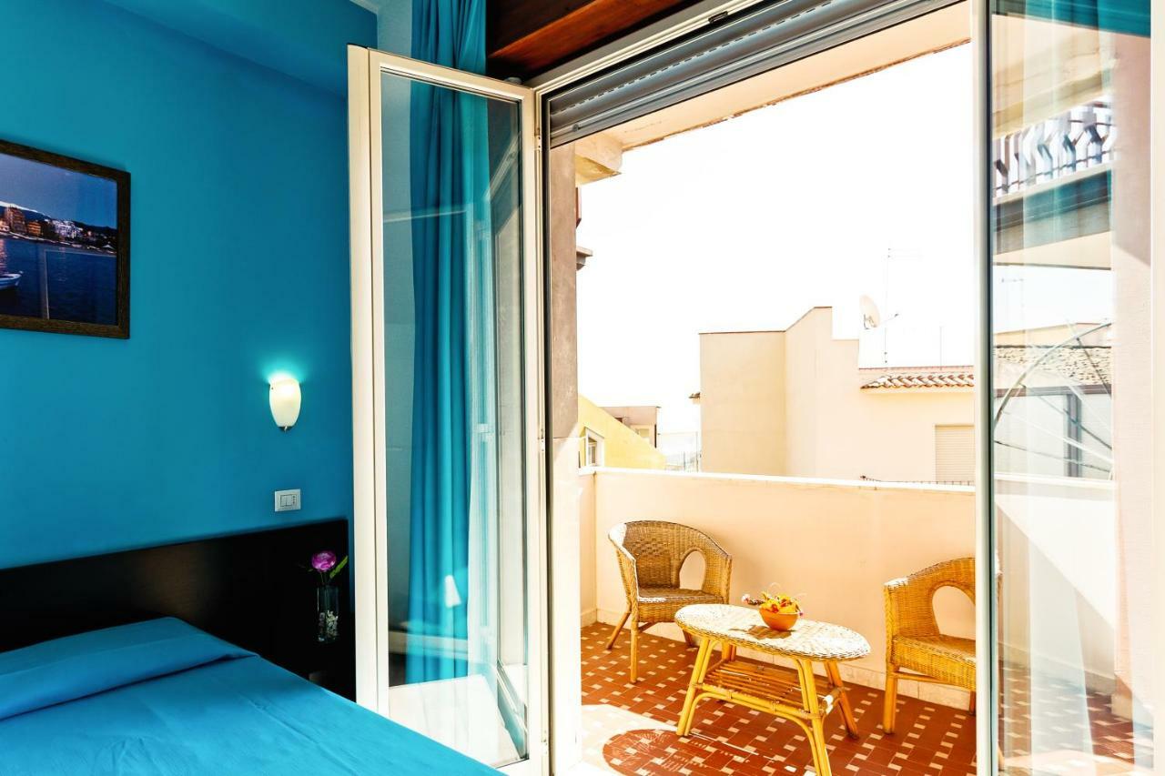 Seaview Terrace Sunny Apartment Giardini Naxos Bagian luar foto